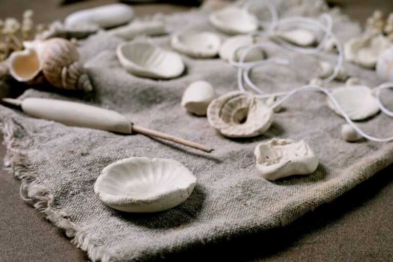 Bijoux en porcelaine façonnés à la main dans un atelier.